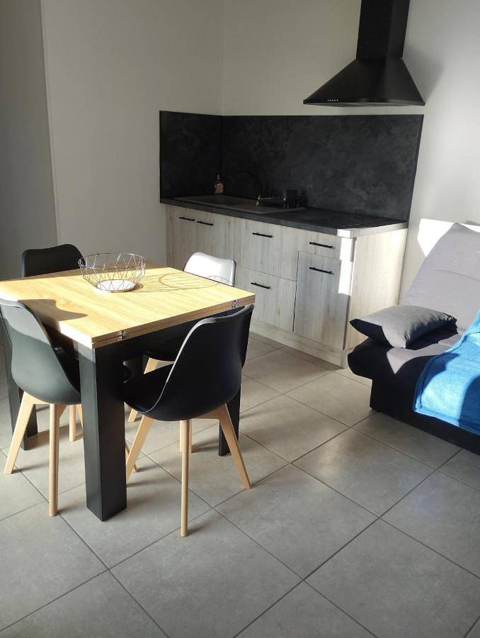 Gîte pour 4 personnes, avec jardin, animaux acceptés à Uzer