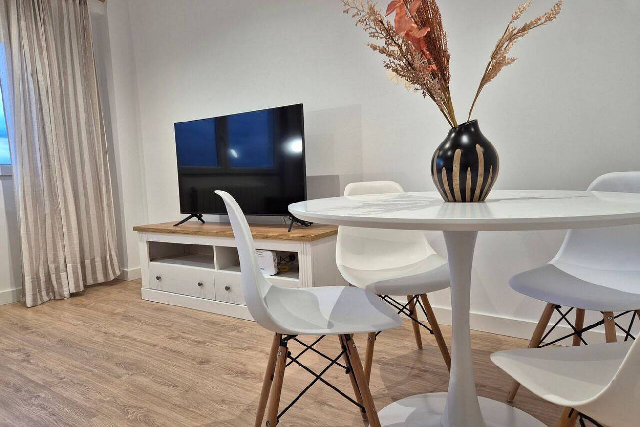 Entire apartment, Cozy Wi-Fi Apt - Full Kitchen & Laundry in Santander, Cantabrian Coast