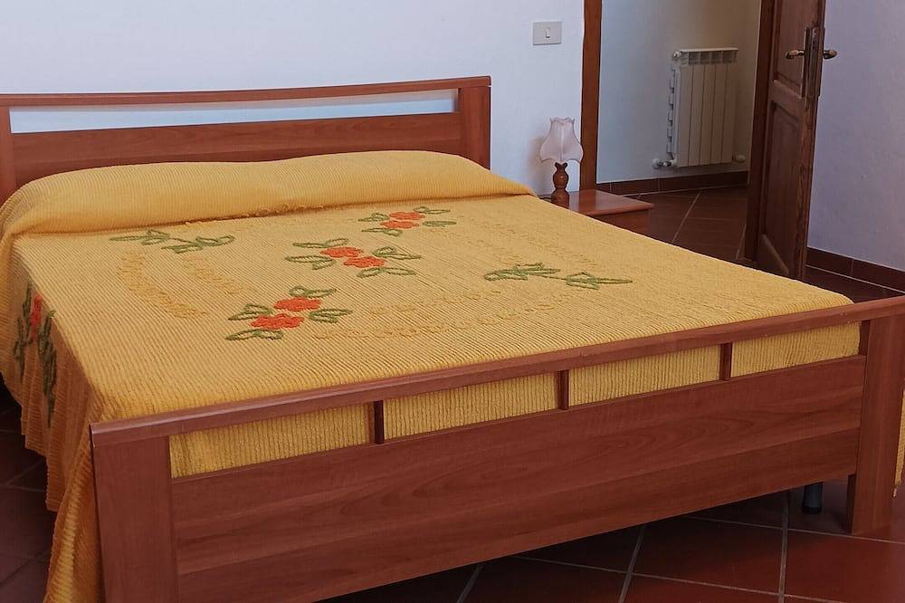 Spacious apartment strategically located for visiting Siena and province in Sovicille, Provincie Siena