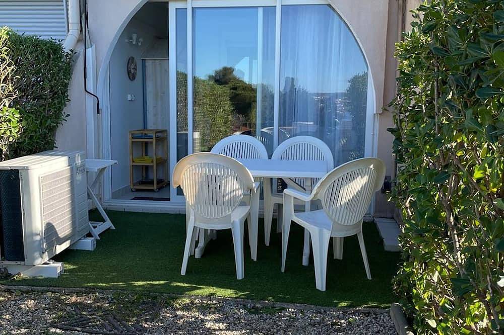 Entire apartment, Cozy F2 in Balaruc with garden, 4 sleeps in Balaruc-les-Bains, Côte d'Améthyste