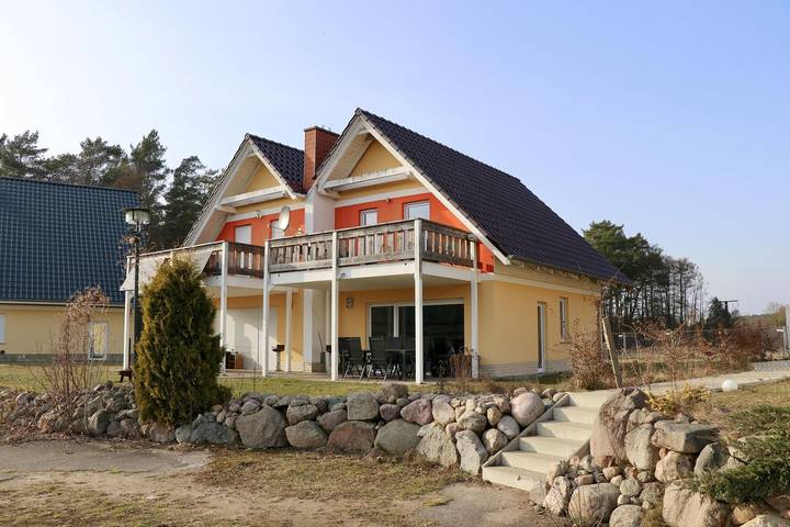 Ferienhaus für 4 Personen, mit Balkon und Terrasse sowie Garten und Seeblick in Warin