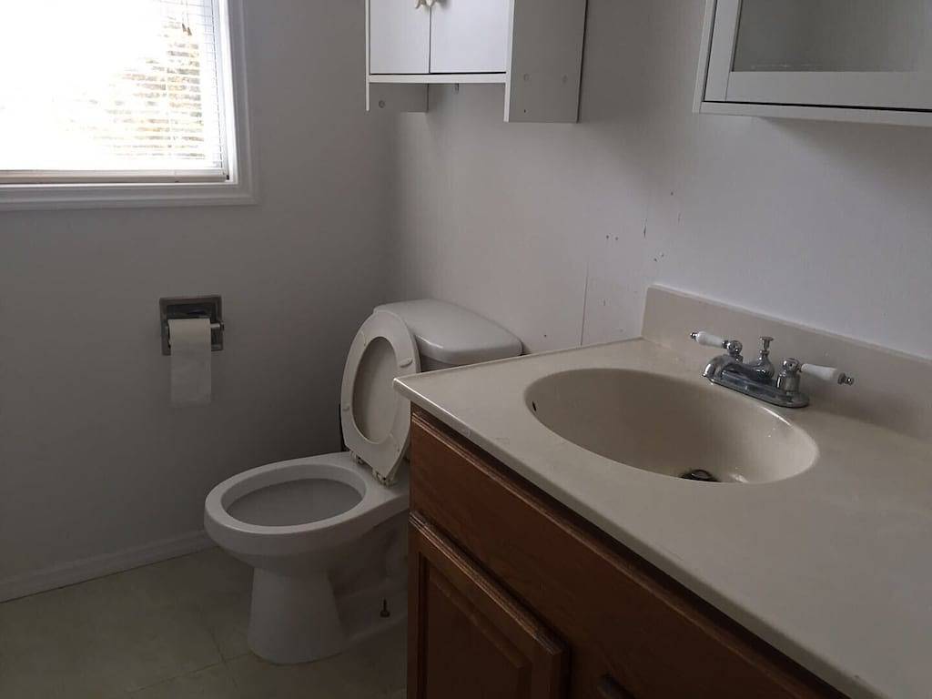 Haus am Wasser mit Freizeit Dock! Hervorragend geeignet für Rafting, und in der Nähe Strände in Mastic, North Fork