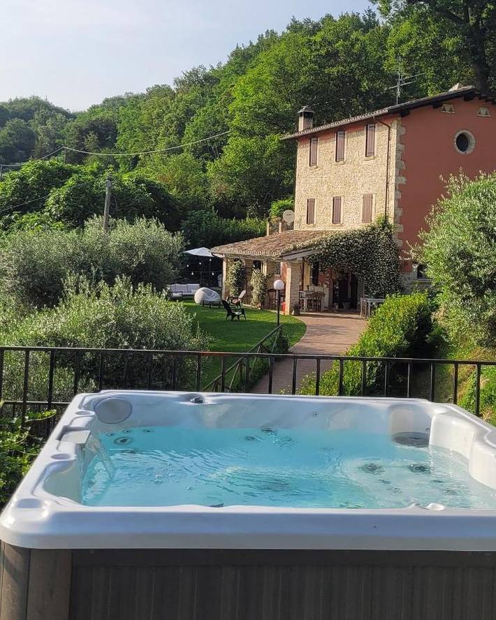 Vakantiehuis voor 2 personen, with Terras and Whirlpool as well as Tuin and Uitzicht in Ascoli Piceno