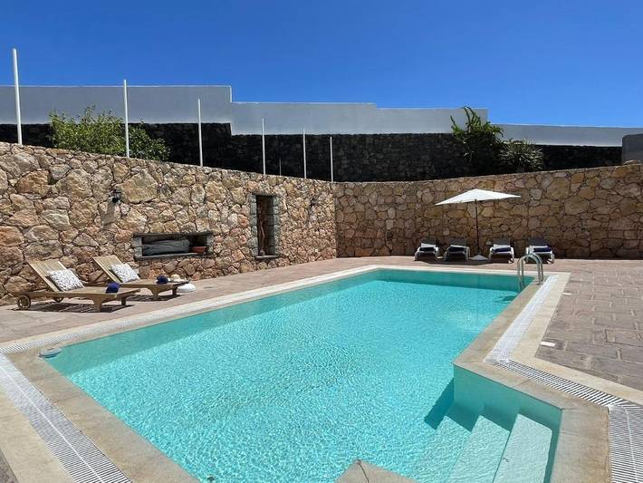 Escapadas de fin de semana para 3 personas, con Terraza y Jardín además de Piscina y Vistas en Conil (Lanzarote)