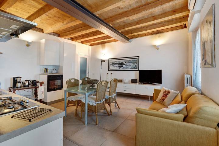 Entire apartment, Apartment 'Les Amis' with Private Garden, Wi-Fi and Air Conditioning in Peschiera del Garda, Garda Mountains