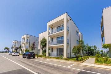 Gîte pour 5 personnes, avec balcon ainsi que piscine et jardin dans Lezhë