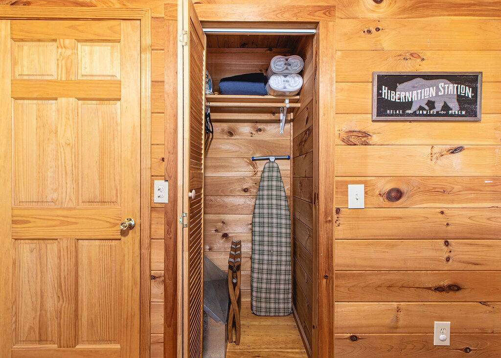 Dog-friendly log cabin with Mountain views, hot tub & game room — near downtown in Chattahoochee National Forest