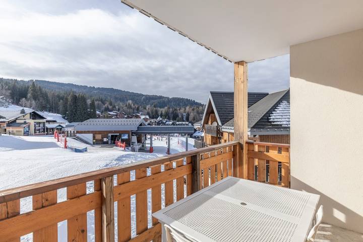Apartamento entero, Apartamento para 8 personas a pie de pistas con vistas a la montaña y terraza privada in Station de Morillon, Grand Massif