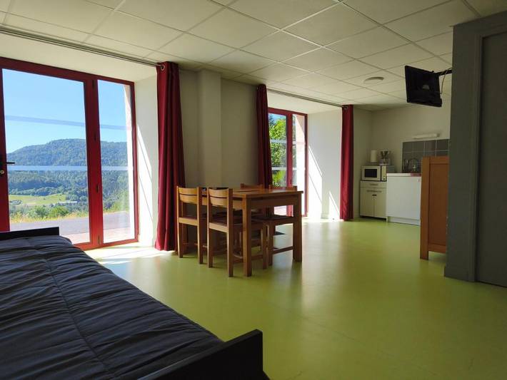Appart’hôtel pour 3 personnes, avec jardin ainsi que terrasse et vue, animaux acceptés