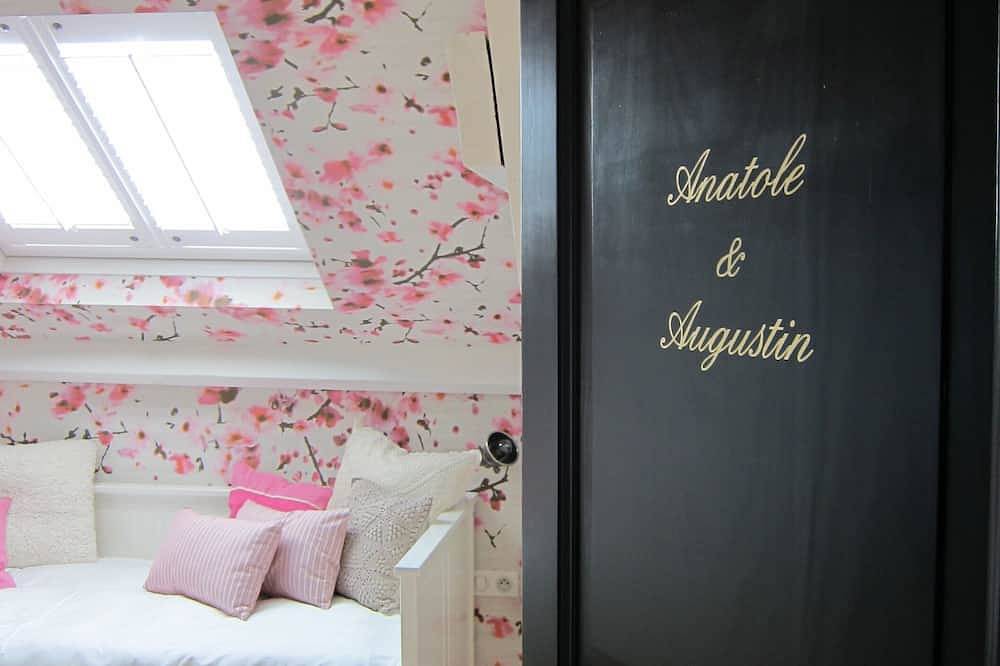 Spacious villa with 6 beautifully decorated bedrooms set in 80 acres of parkland in Chimay, Hennegau