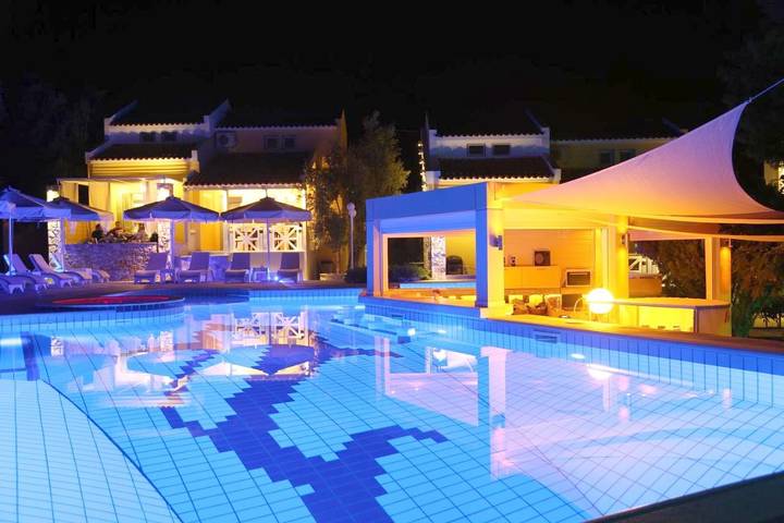 Appartement voor 6 personen, with Balkon and Terras as well as Tuin and Zwembad in Lesbos