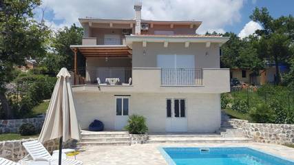 Villa für 10 Personen, mit Garten und Pool sowie Ausblick in Montenegro