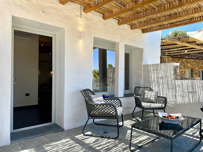 White & black Suites – Suite Five in Platis Gialos Sifnos, Sifnos