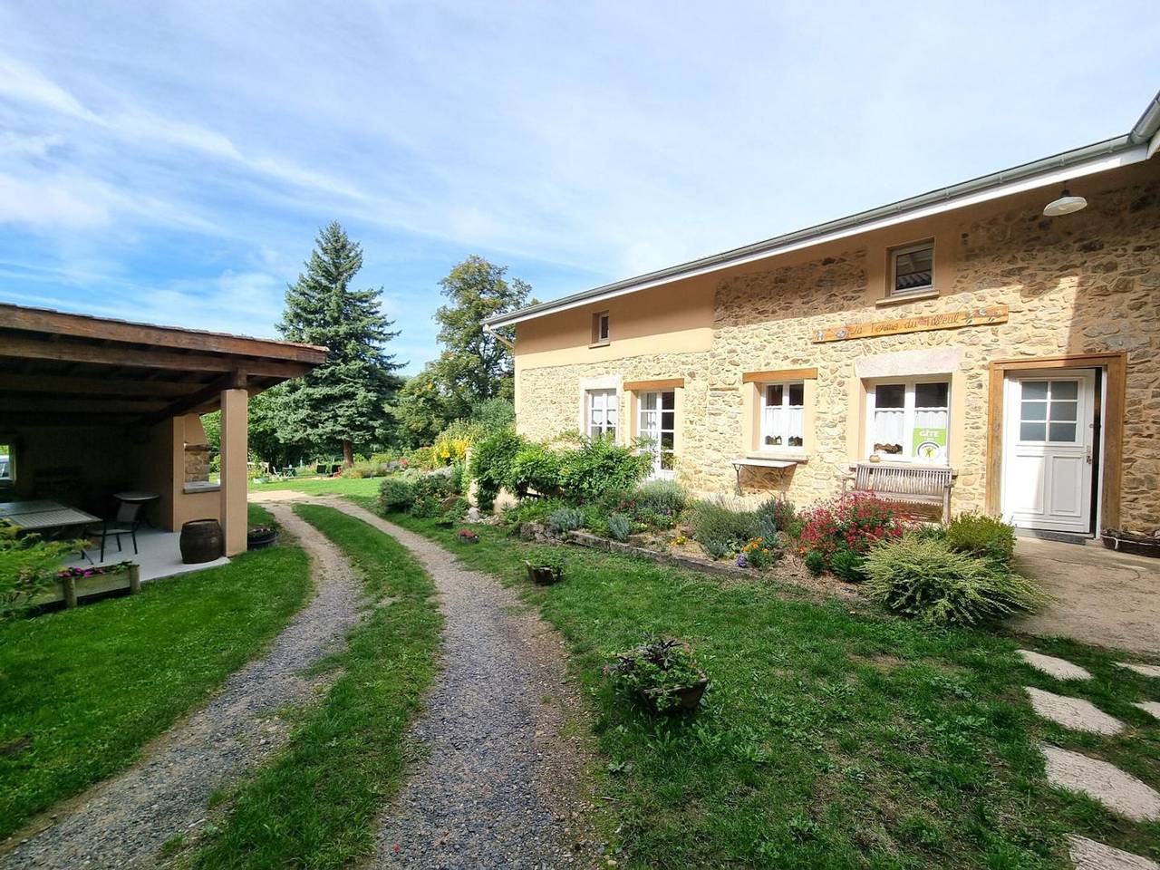Casa rural cómoda para 12 pers. entre Lyon y Saint-Étienne con jardín y juegos exteriores in Grammond, Montbrison