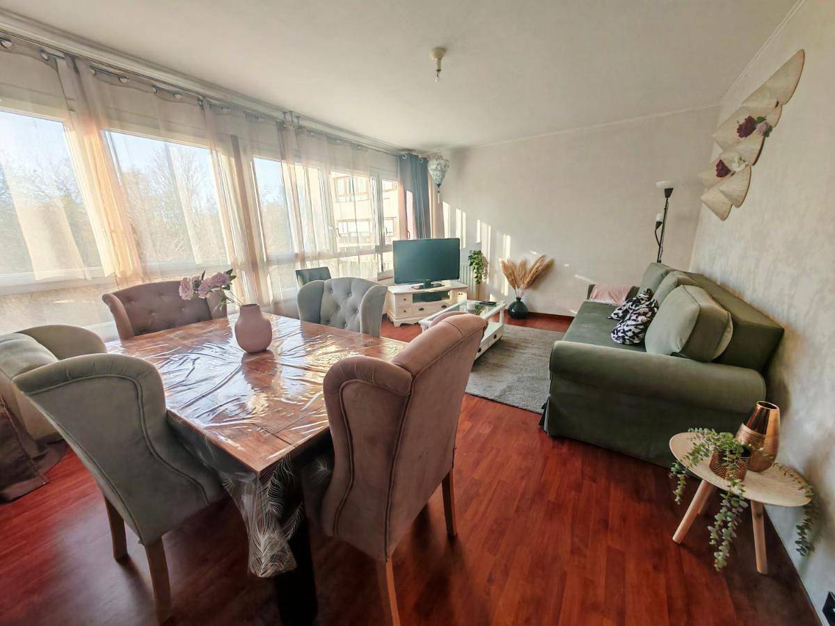 Appartement entier, T3 Cosy petit balcon 5mins France miniature in Élancourt, Yvelines