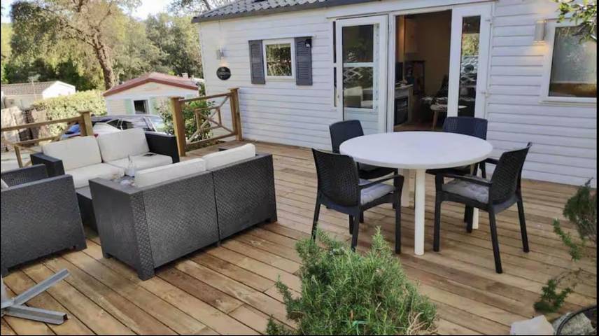 Parc de vacances pour 6 personnes, avec piscine et jardin sur la Côte d'Azur