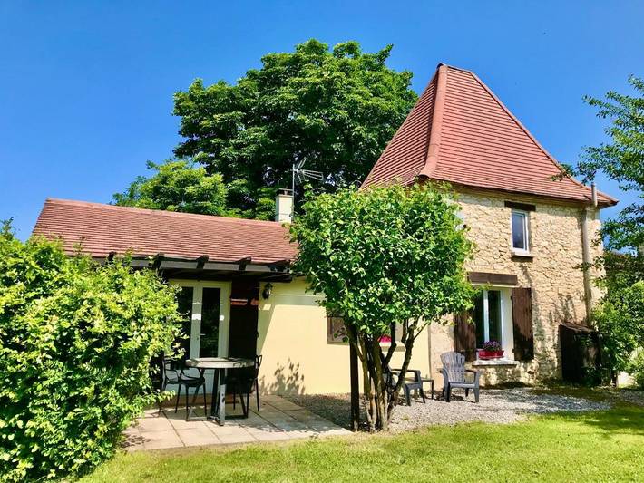 Location de vacances pour 3 personnes, avec Terrasse ainsi que Jardin et Piscine à Saint-Aubin-de-Cadelech