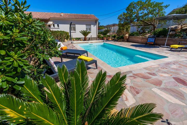 Gîte pour 6 personnes, avec jardin ainsi que terrasse et piscine