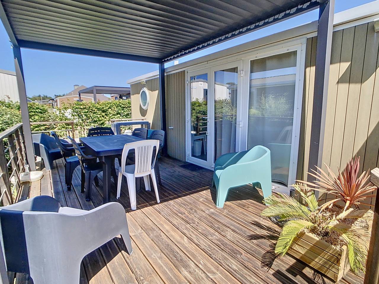 Cozy 2-Br Mobile Home with Heated Pool, 200m from Beach in Jullouville in Jullouville, Côte de la Déroute