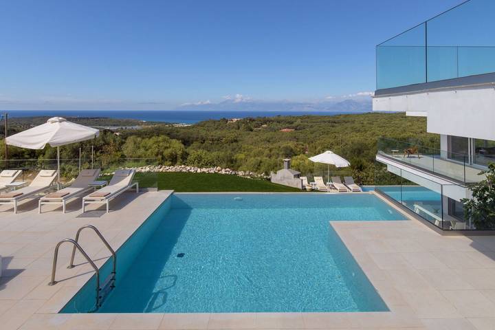 Villa for 9 people, with pool and terrace in Corfu