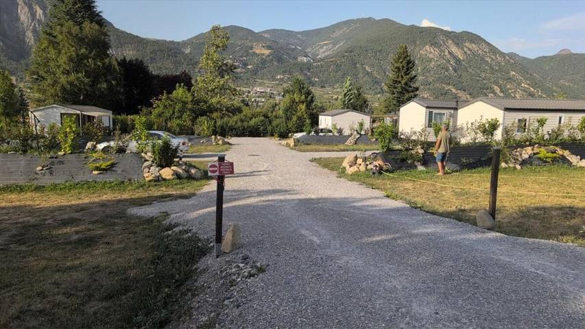 Gîte pour 6 personnes, avec vue ainsi que jardin et terrasse à Rochebrune - 3