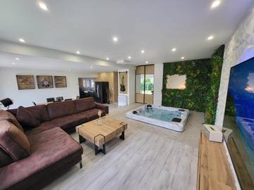 Gîte pour 2 personnes, avec jacuzzi ainsi que terrasse et jardin à Châteaubourg