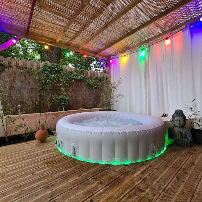 Gîte pour 2 personnes, avec jardin et jacuzzi dans Plage de Magaud