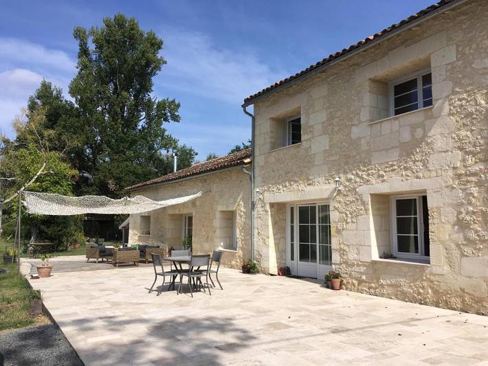 Cottage pour 2 personnes, avec piscine et vue ainsi que jardin et terrasse à Génissac