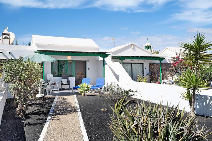 Ganze Wohnung, Ferienwohnung 'Jardin del Sol 26' mit Terrasse, Gemeinschaftspool und Wlan in Playa Blanca, Yaiza