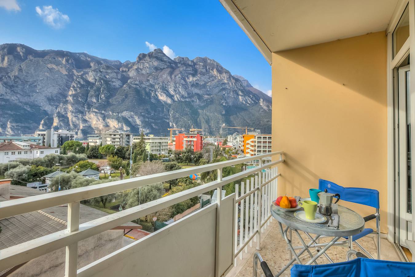 Ganze Wohnung, Il Piccolo Nido - Lake View Studio with Balcony in Riva del Garda, Gardasee-Berge
