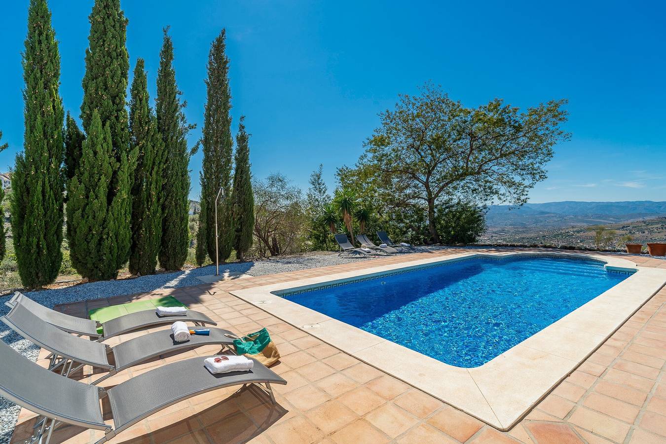 Villa 'Casa Hyam' con vistas al lago, piscina privada y aire acondicionado in Alcaucín, Provincia de Málaga