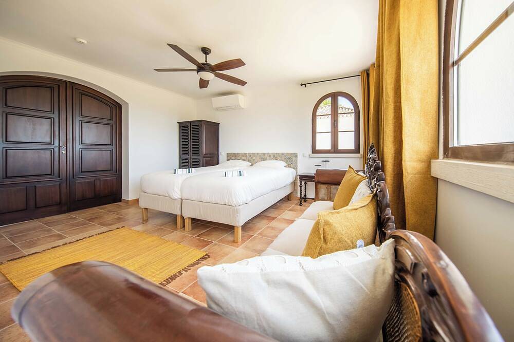 Large private mansion with swimming pool and close to the sea! Group friendly. in Tavira, Tavira (Santiago)
