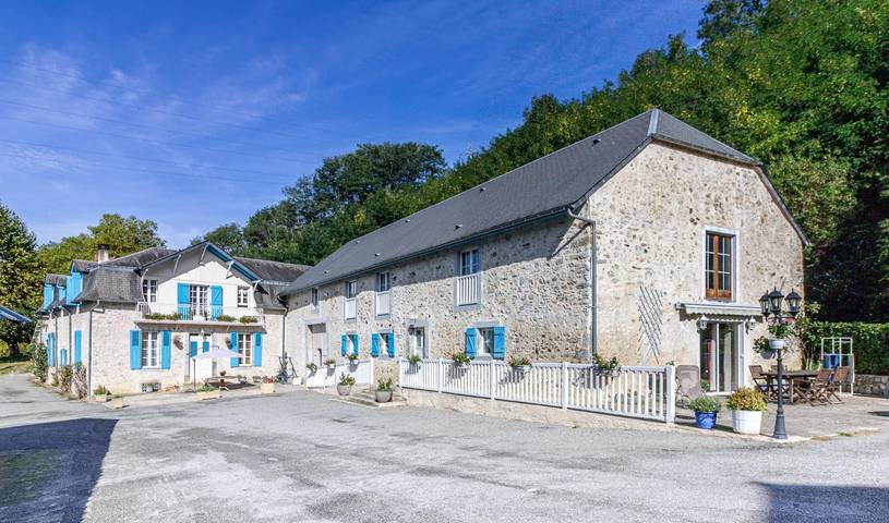 Gîte pour 10 personnes, avec jacuzzi ainsi que jardin et terrasse à Pouzac