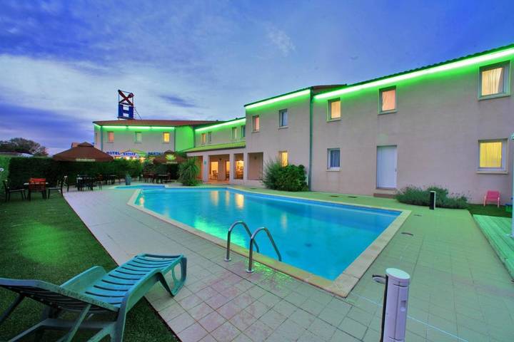 Hôtel pour 2 personnes, avec bassin pour enfant ainsi que piscine et jardin dans Yves