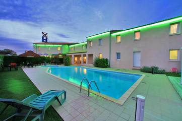 Hôtel pour 2 personnes, avec bassin pour enfant ainsi que piscine et jardin dans Yves