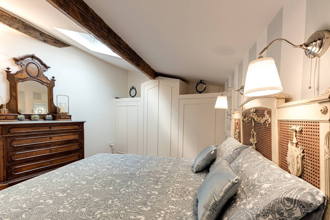 Entire apartment, Apartment "Romantic" with Private Terrace & Wi-Fi in Florence, Florence Province