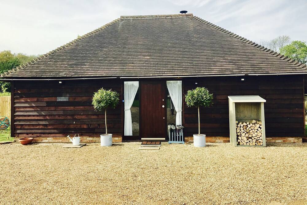 Romantic retreat in the hop fields of Kent, with great sightseeing in Tenterden, Ashford region