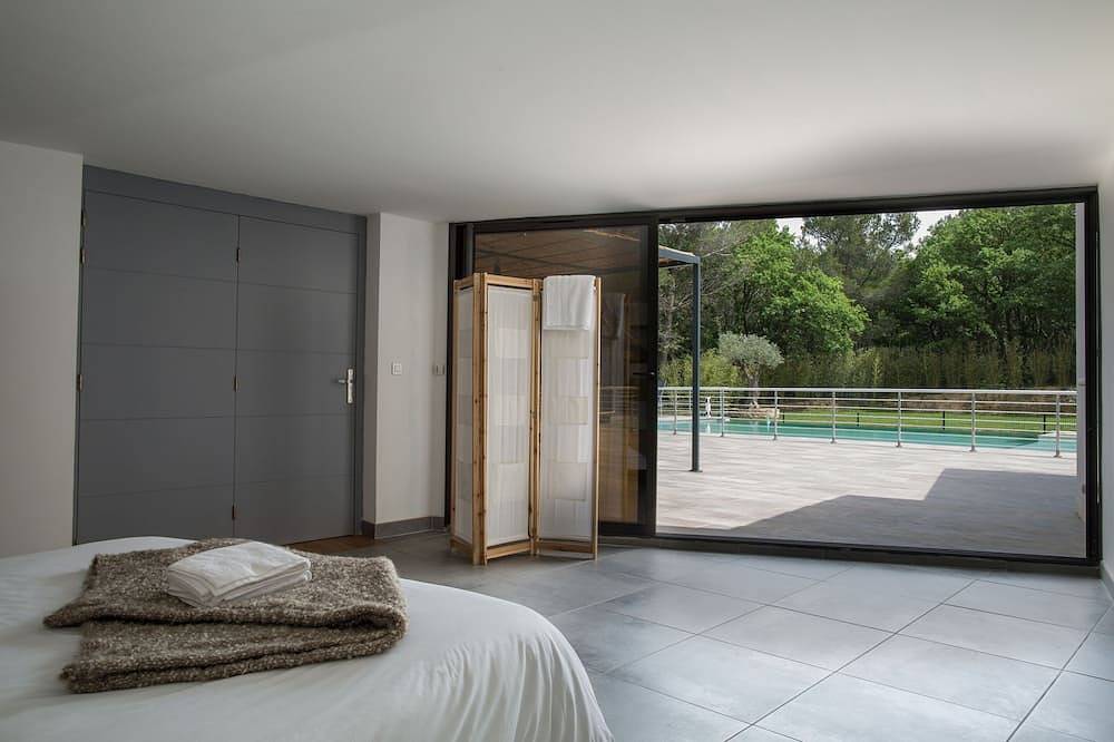 Architect villa, 12x7 infinity pool, near Avignon, Orange, 14 pers. in Saint-Geniès-de-Comolas, Nimes region