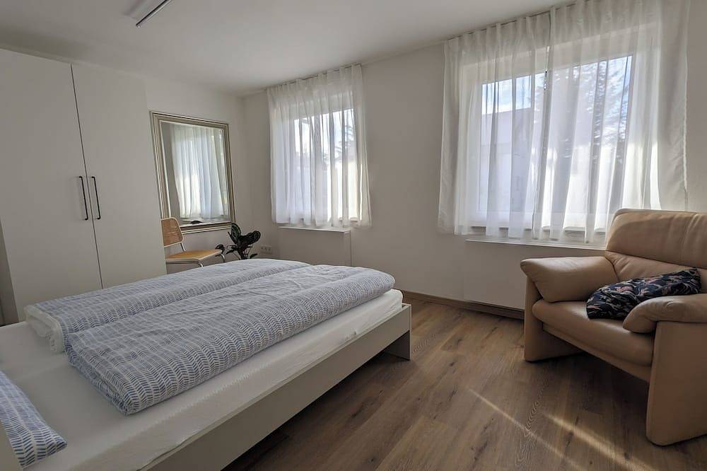 Ganze Wohnung, Geräumige Wohnung in ruhiger Lage mit Terrasse und Straßenbahnanschluss in Karlsruhe, Rheinebene