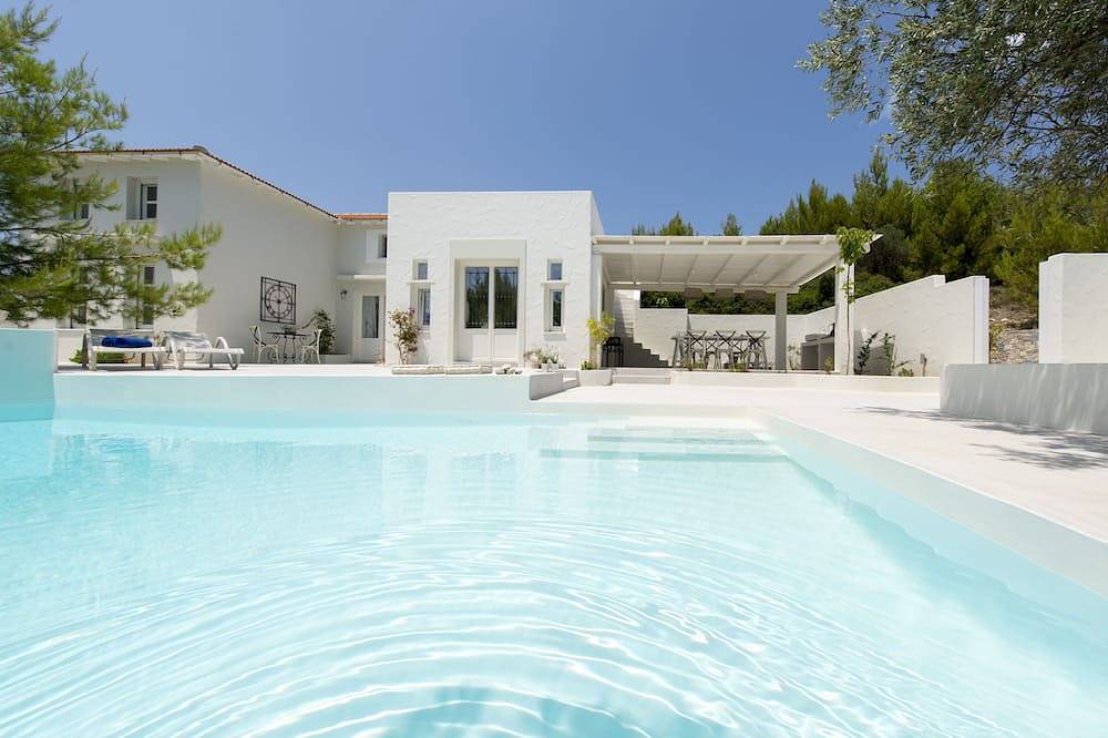 An Absolute Dream! Big villa with private pool, only 5 minutes from the beach! in Alonissos