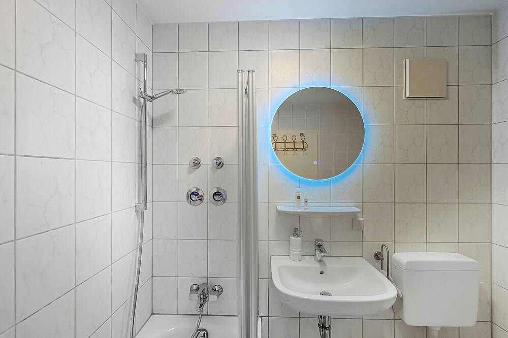 Ganze Wohnung, Nahe Weinberge & Uniklinik: Cozy Kingsize Studio mit Aufzug  & Tiefgarage in Würzburg, Fränkisches Weinland