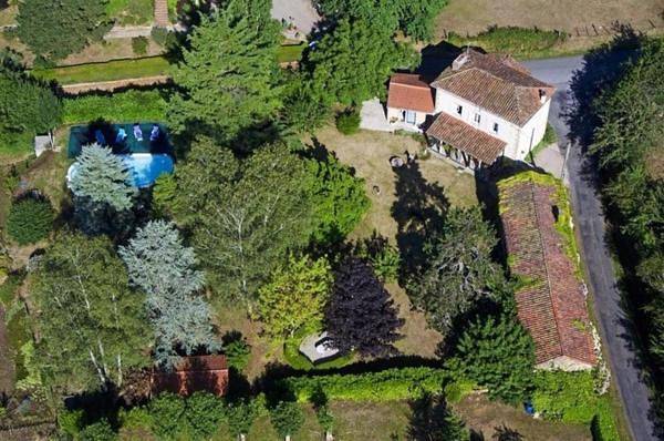 Chambre d’hôte pour 2 personnes, avec Terrasse et Jardin ainsi que Piscine et Vue à Saint-Santin-de-Maurs