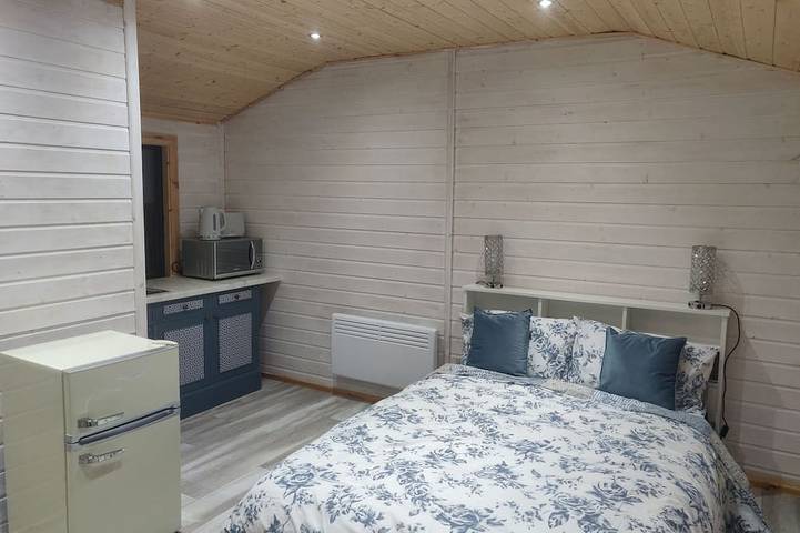 Cosy Log Cabin - views of Scrabo Tower in Strangford Lough