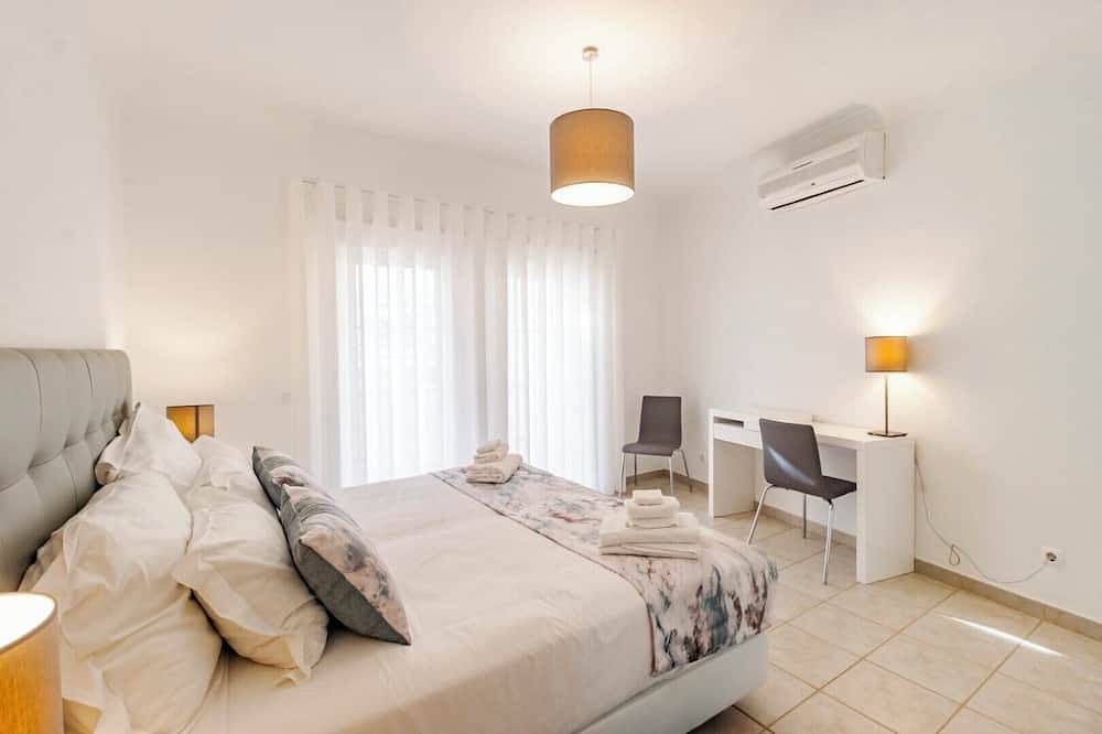 Townhouse by the pool - Encosta Velha 62 in Budens, Faro Distrikt