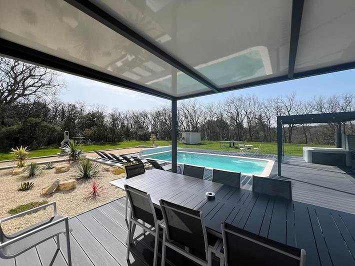 Location de vacances pour 9 personnes, avec vue ainsi que jardin et piscine à Roussas - 4