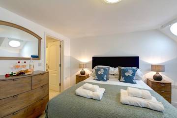 Holiday Home for 8 People in Mawgan Porth, Cornwall, Photo 4