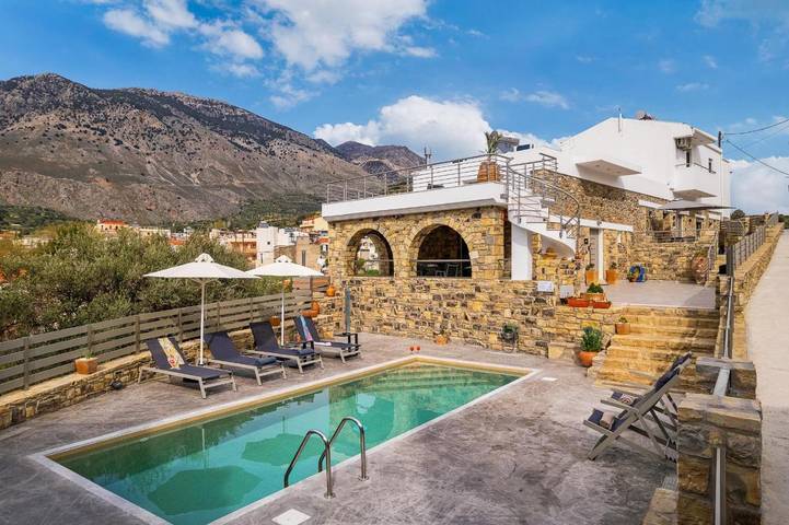 Gîte pour 4 personnes, avec Balcon et Terrasse ainsi que Piscine et Vue ó Zarós