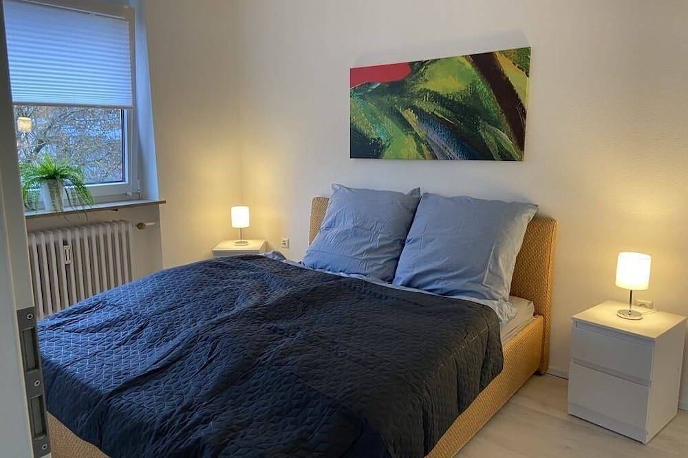 Ganze Wohnung, Gepflegte 2-Zimmer Dg-Wohnung (Süd-Balkon/Aufzug/Tg-Stellplatz) in Sindelfingen, Landkreis Böblingen