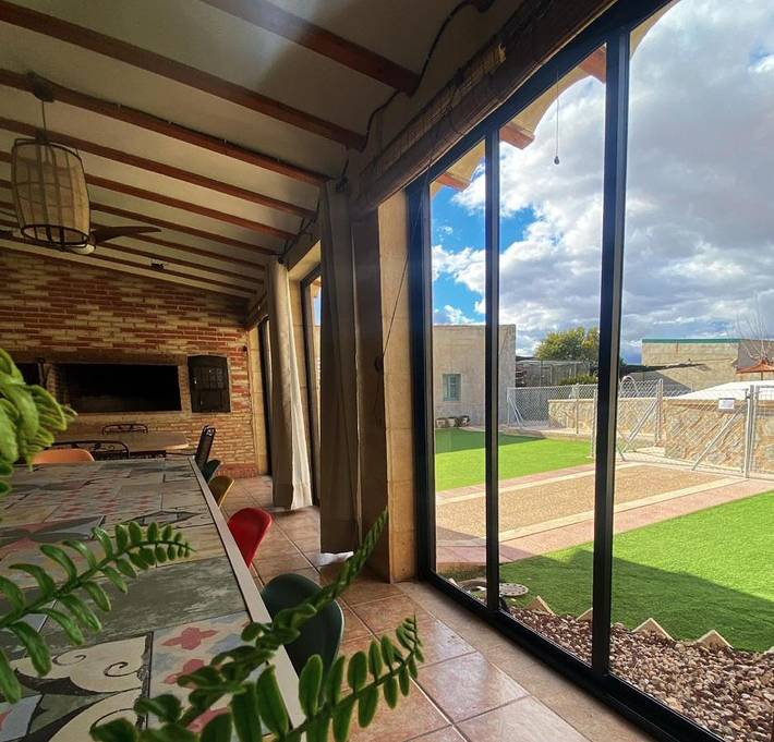 Casa rural para 20 personas, con piscina además de jardín y vistas en Pozohondo