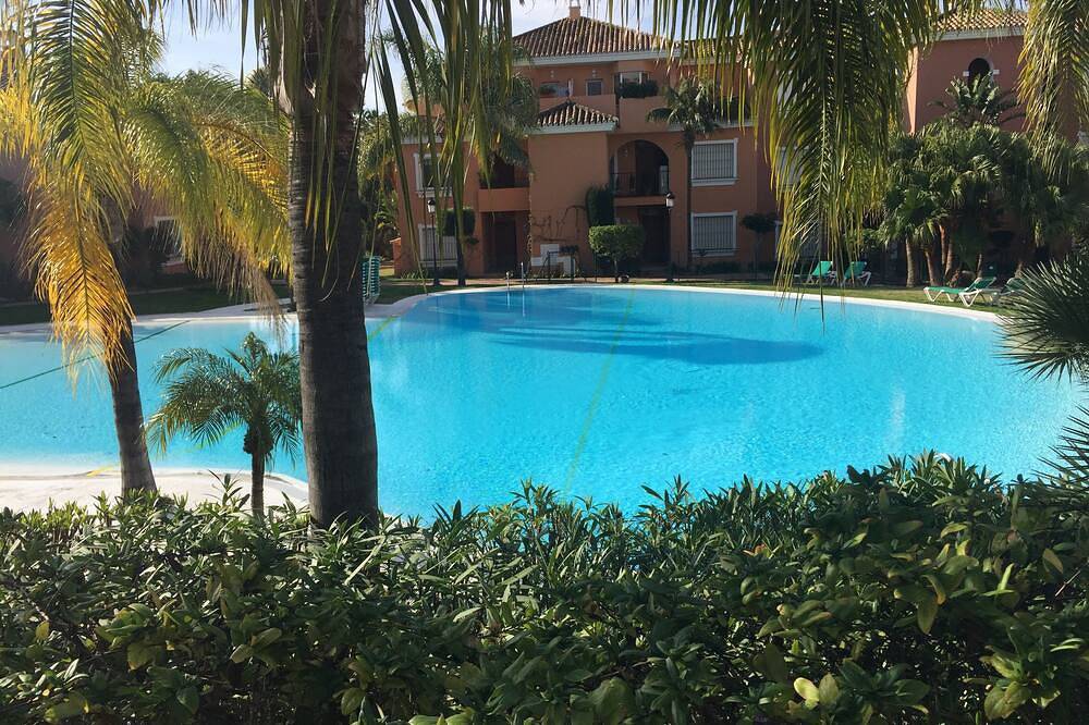 Appartamento intero, Grazioso appartamento al piano terra con giardino, vicino alla piscina. Wifi e parcheggio gratuiti in Sun Park (Estepona), Estepona
